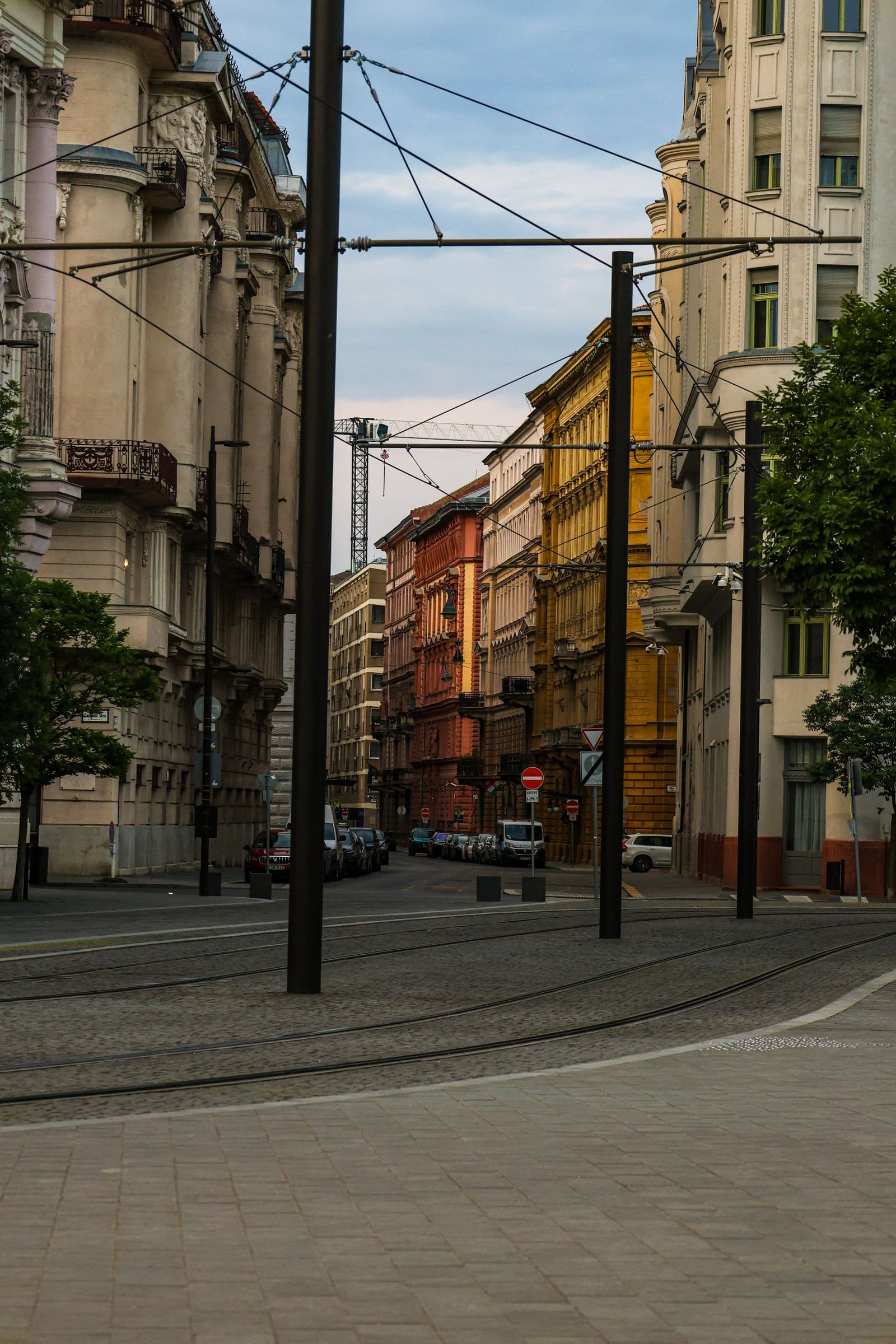Budapesti utcakép, modern és klasszikus épületekkel